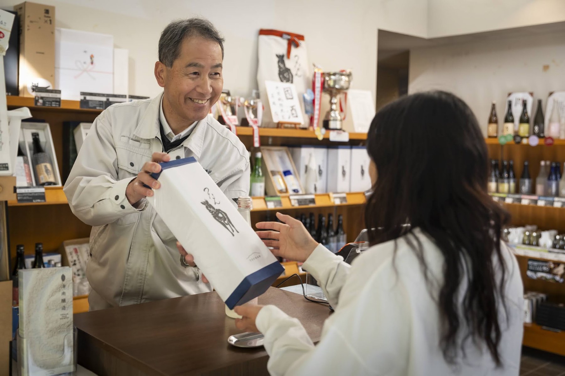 蔵直売店で商品を受け取る様子