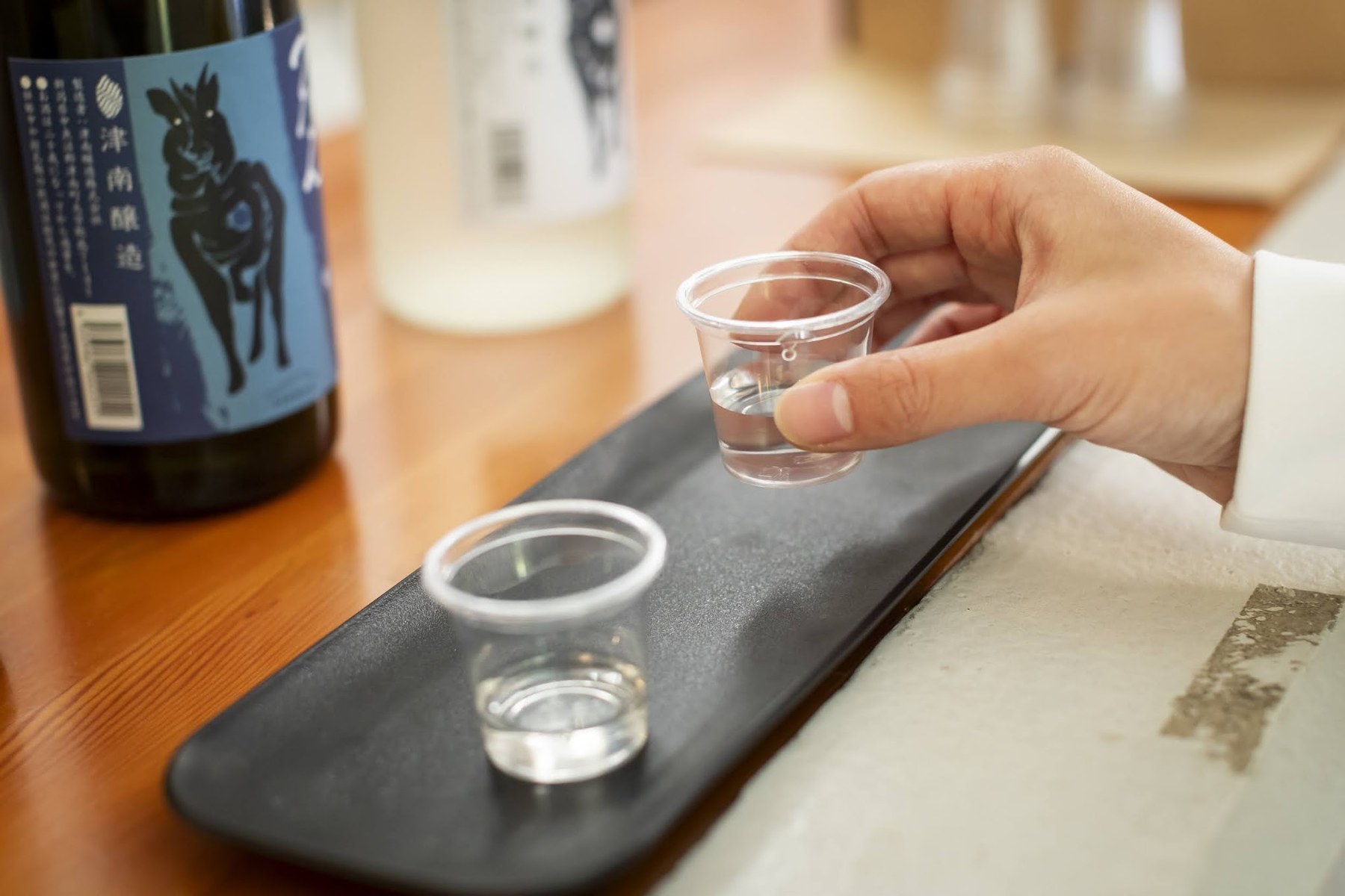 津南醸造の日本酒を試飲する様子