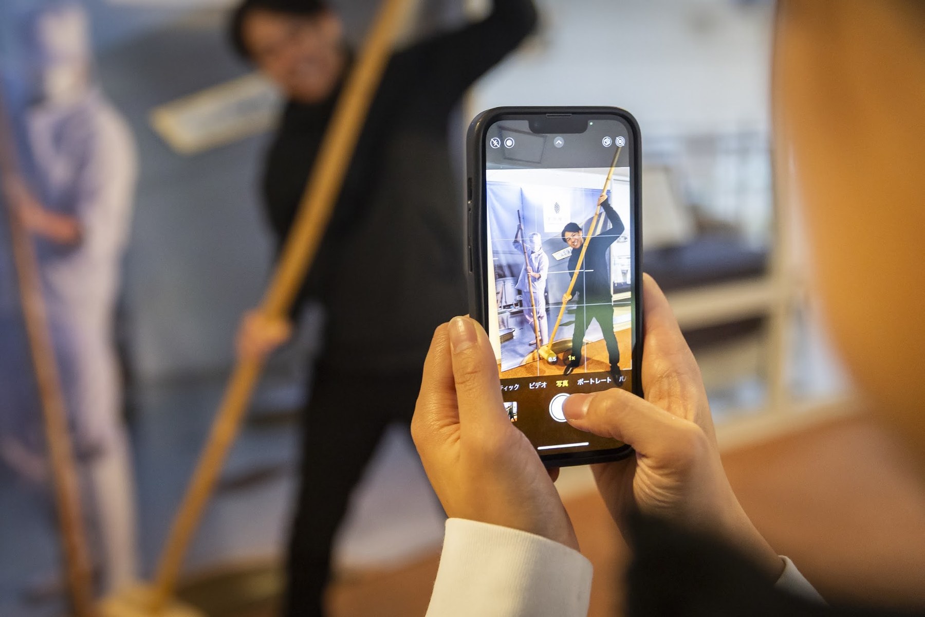 酒蔵内で記念写真を撮る様子