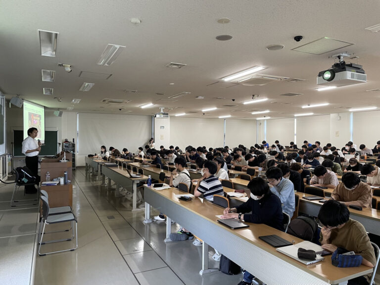 On July 17, 2024, Kengo Suzuki, President of Tsunan Sake Brewery, delivered a lecture titled "Research and Social Implementation of Microalgae" in the Advanced Interdisciplinary Science course at Kyushu University's Graduate School of Science. During this lecture, he introduced the potential of green sake.