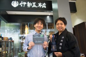 On August 28, 2024, Kengo Suzuki, President of Tsunan Sake Brewery, paid a visit to Isego Honten’s Singapore store. The store offers Tsunan Brewery’s "GO VINTAGE," which is now available to local customers.