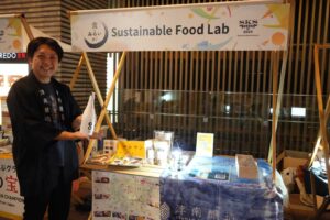 津南醸造株式会社は、「SKS JAPAN 2024 - Global Foodtech Summit -」の一環として、COREDO室町テラスで開催された「食のみらい横丁」にて、Sustainable Food Labのブースにおいてお酒の展示を行いました。