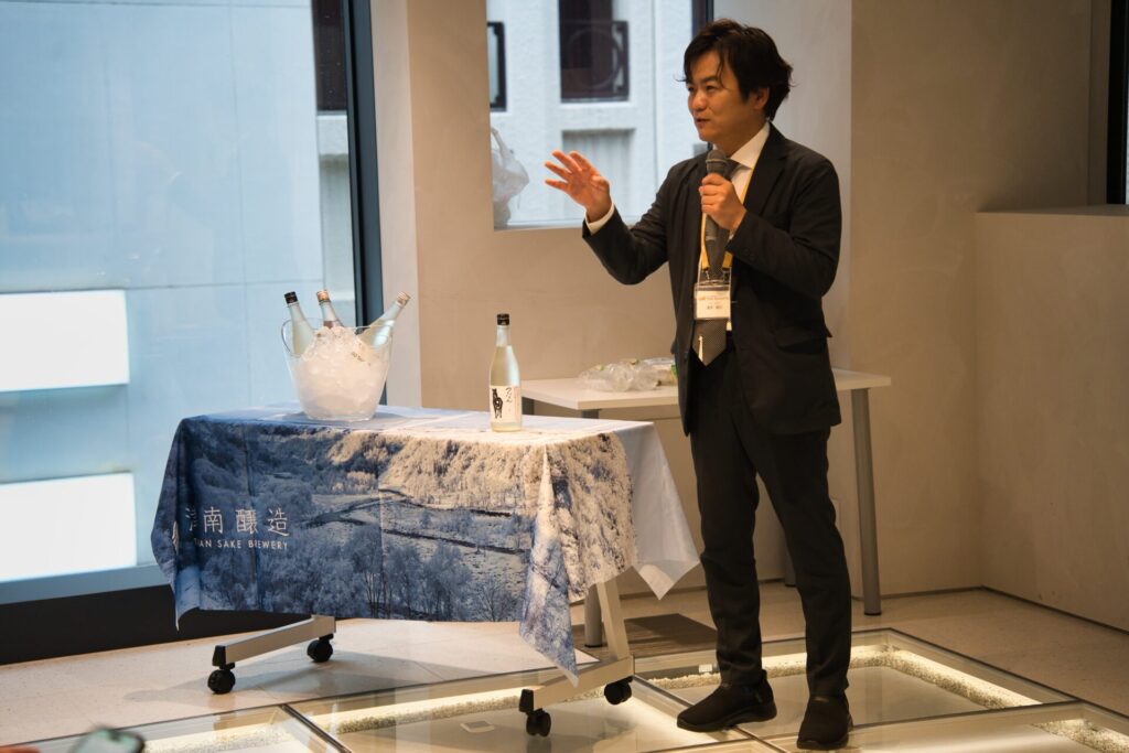 Mr. Takagi, Director of THE NIIGATA (Niigata Information Center in Ginza), delivered a warm congratulatory address.