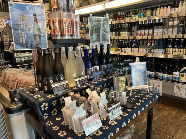 "Exhibition view of Tsunan Sake Brewery's sake tasting event at Ponshukan Niigata Station Store"