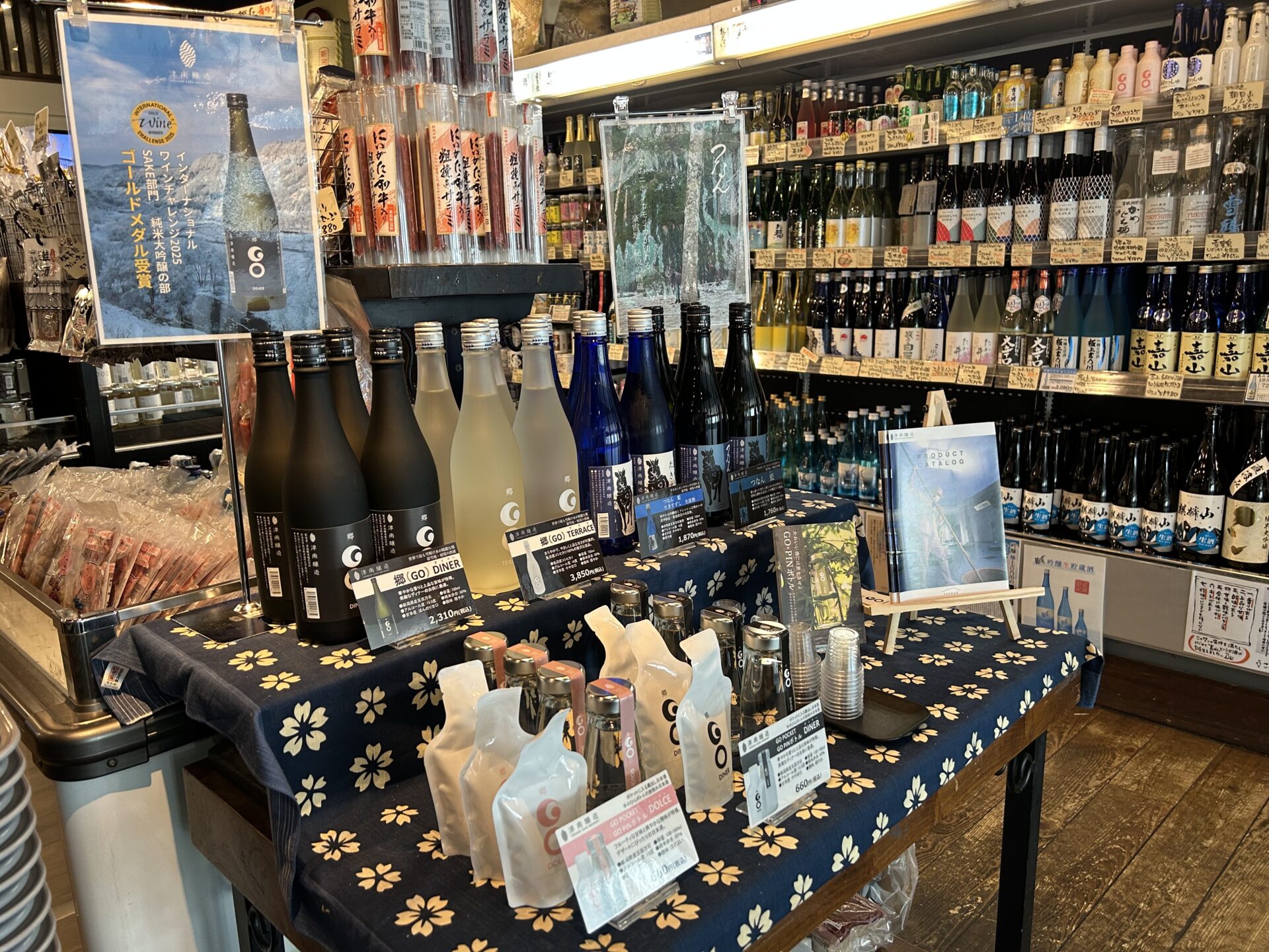 "Exhibition view of Tsunan Sake Brewery's sake tasting event at Ponshukan Niigata Station Store"